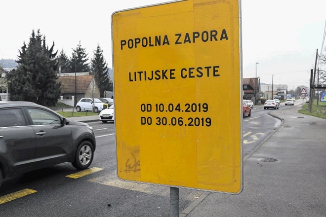 Odsek Litijske ceste med križiščema s Fužinsko in Pesarsko cesto bo zaradi gradnje kanalizacijskega omrežja za ves promet...