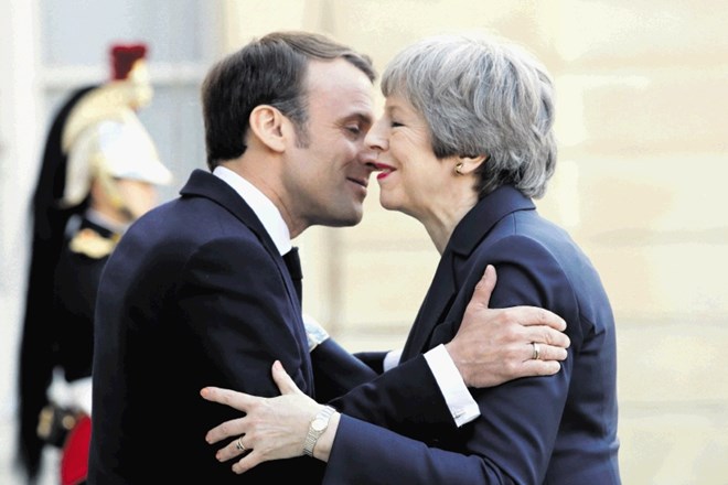 Topel pozdrav francoskega predsednika in britanske premierke