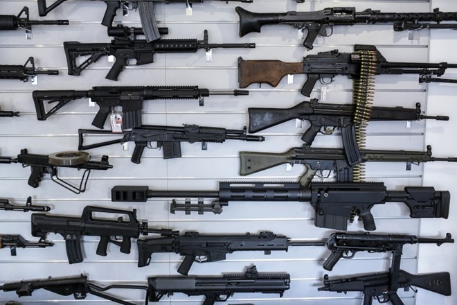 Novozelandski parlament je danes sprejel prenovljeno zakonodajo o orožju, ki prepoveduje polavtomatsko orožje oz....