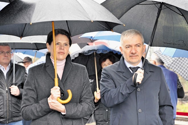 Ministrica za infrastrukturo Alenka Bratušek in direktor direkcije za infrastrukturo Damir Topolko pogosto skupaj obiskujeta...