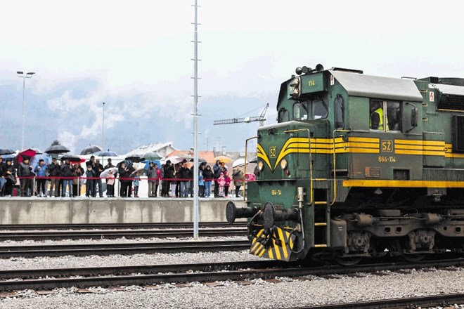 Navdušena množica je pozdravila tovorni vlak, ki se je po desetih letih pripeljal iz Ribnice v Kočevje.