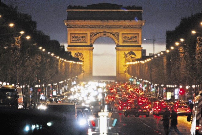 Pariz naročil 800 novih električnih avtobusov v boju za manj smoga 