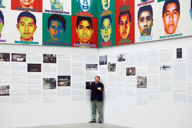 Ai Weiwei pred portretom pogrešanih študentov.