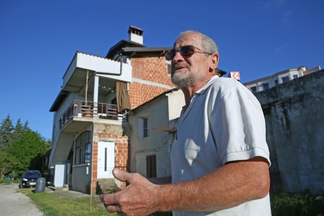 Joško Joras ima na svojem domu v Sečovljah že dalj časa težave z oskrbo pitne vode.
