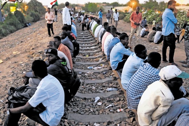 Sudanski protestniki so s sedečim uporom blokirali tudi železnico  v bližini obrambnega ministrstva v Kartumu.