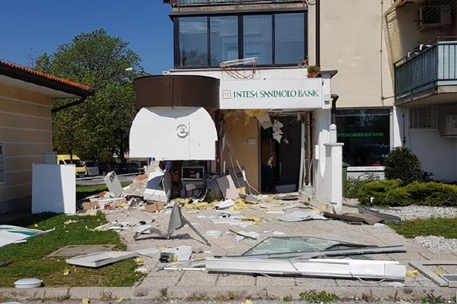 V eksploziji bankomata v središču Divače na srečo ni bil poškodovan nihče, je pa nastala gmotna škoda.