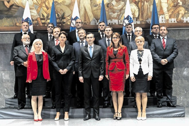 V vladi  Marjana Šarca (na fotografiji takoj po imenovanju)  so v prvih sedmih mesecih mandata  zamenjali skoraj dva ducata...