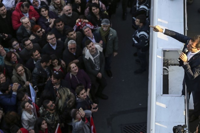 Ekrem Imamoglu je slavil na volitvah v Istanbulu.