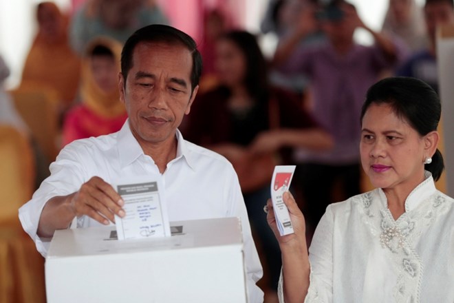 Joko Widodo in njegova žena sta oddala svoj glas na volišču.