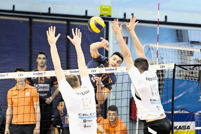Calcit Volley je bil na drugi tekmi v Kamniku tekmecu enakovreden le v prvem nizu.