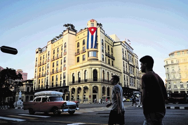 Kubanska zastava visi na poslopju hotela v Havani. Tuja podjetja, ki na Kubi uporabljajo nacionalizirane nepremičnine, bodo...
