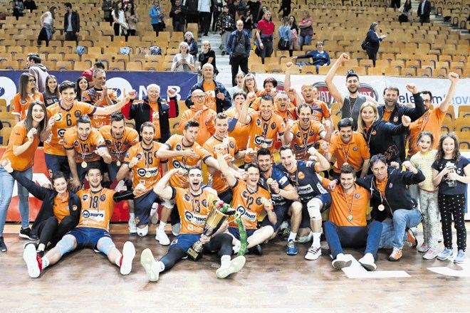 Odbojkarji ekipe ACH Volley in njihovi navijači so se včeraj v Tivoliju takole veselili naslova slovenskih prvakov.