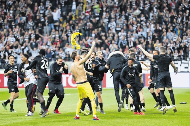 Nogometaši Eintrachta so skupaj z navijači prešerno proslavili preboj v polfinale evropske lige.