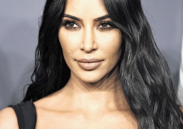 Kim Kardashian bo odšla po karierni poti svojega očeta. Medtem se bo prhala v etažni kopalnici.