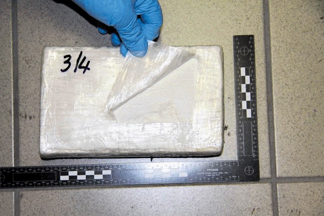 V obsežni sredini policijski akciji, v kateri je sodelovalo 180 policistov, so zasegli »le« 300 gramov kokaina. Po naših...