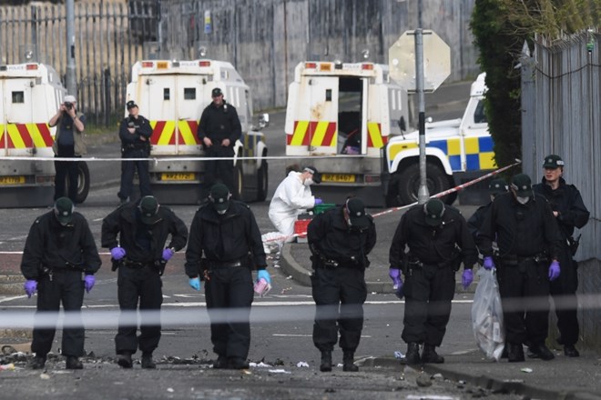 V povezavi s smrtjo novinarke Lyre McKee med izgredi v Londonderryju na Severnem Irskem v četrtek zvečer so aretirali 18- in...