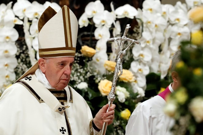 Papež v velikonočni vigiliji pozval vernike, naj ne izgubijo upanja 