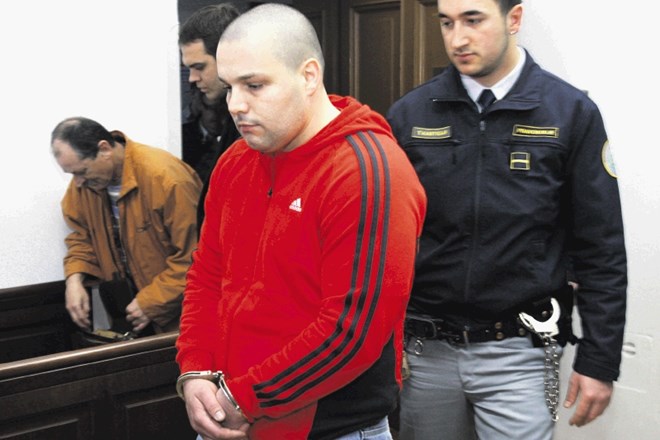 Leon Podlogar je v javnosti znan tudi kot bombaš iz Dobruške vasi. Na naslovnice časopisov se je zavihtel z obtožbo, obsodbo...