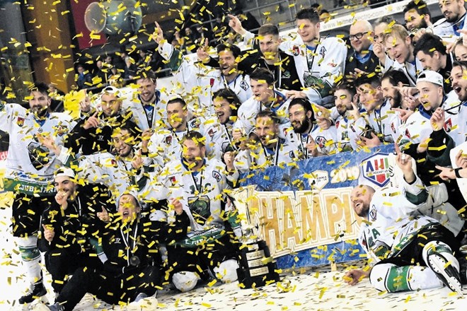 Hokejisti Olimpije so se v Brunicu takole veselili letošnjega naslova prvaka v letošnji alpski ligi.
