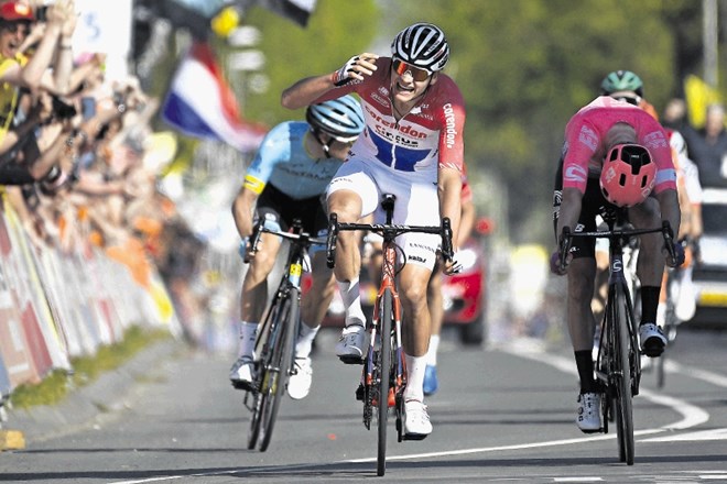 54. dirko Amstel Gold je v sprintu večje skupine dobil vzhajajoči zvezdnik svetovnega kolesarstva Mathieu Van der Poel iz...