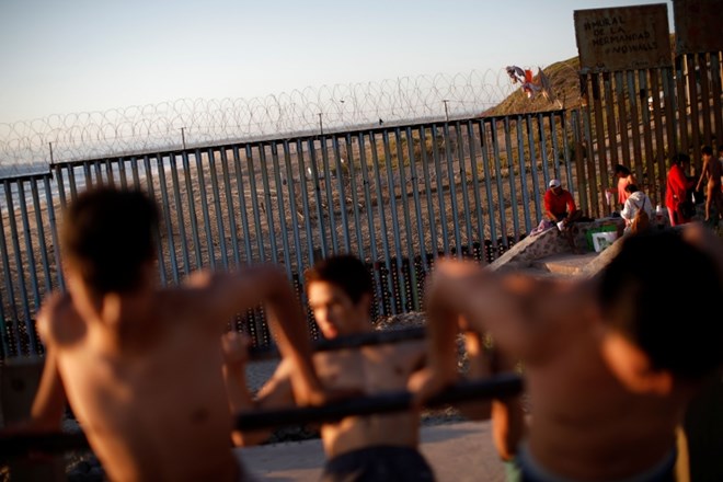 Begunci morajo zaradi kvot sprejetih azilnih prošenj v obravnavo dolgo čakati pred ograjeno ameriško mejo.