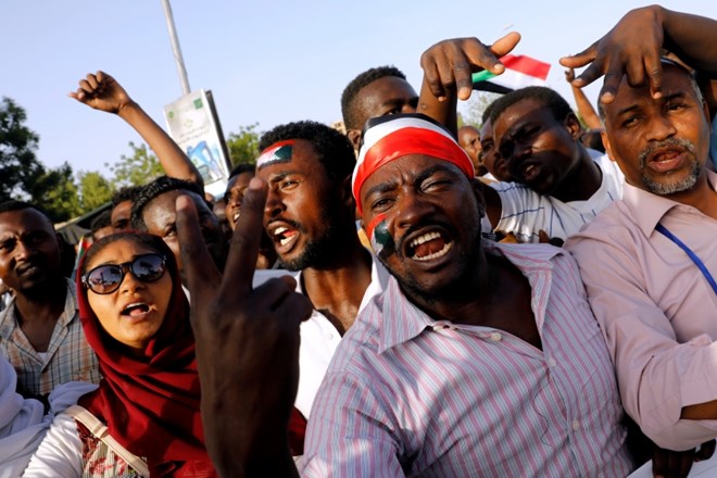 AU vojaškemu svetu v Sudanu dala še tri mesece za prenos oblasti
