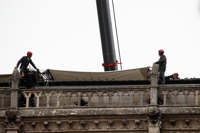 Notre-Dame zaradi napovedanega dežja začeli prekrivati s ponjavo