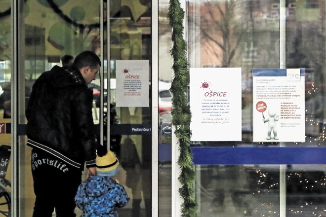 Vhod v ljubljansko Pediatrično kliniko januarja lani, ko je moški virusu ošpic izpostavil 330 ljudi. Takrat se ni nalezel...