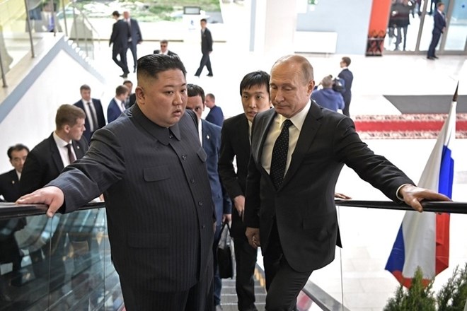 Namesto predvidenih 50 minut sta se Vladimir Putin in Kim Jong Un v pogovoru zgolj s prevajalcema zadržala celi dve uri, o...