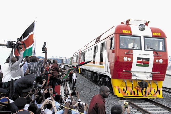 Železnica v Keniji je eden večjih, že končanih infrastrukturnih projektov Kitajske na novi svilni cesti. Stala je 3,3...