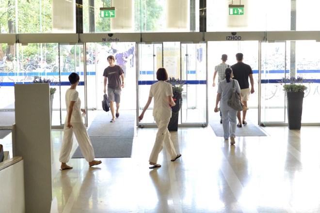 V UKC Ljubljana zaradi suma ošpic hospitalizirali bolnika