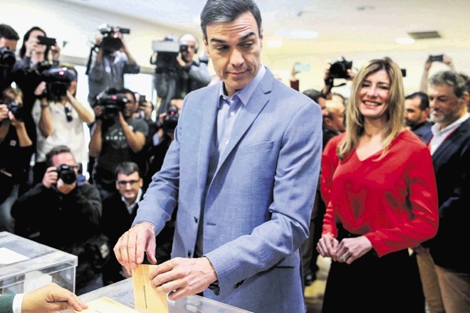 Španski premier Sanchez oddaja glasovnico. Obeta se mu sestava vlade, ob tem pa  zapleteni kombinatorika in pogajanja.