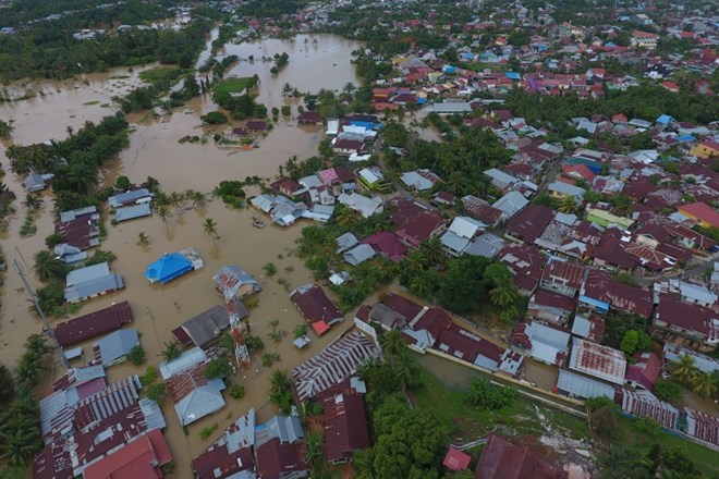 Poplave in zemeljski plazovi, ki so jih v Indoneziji v zadnjih dneh sprožili močni nalivi, so terjale skoraj 40 življenj.