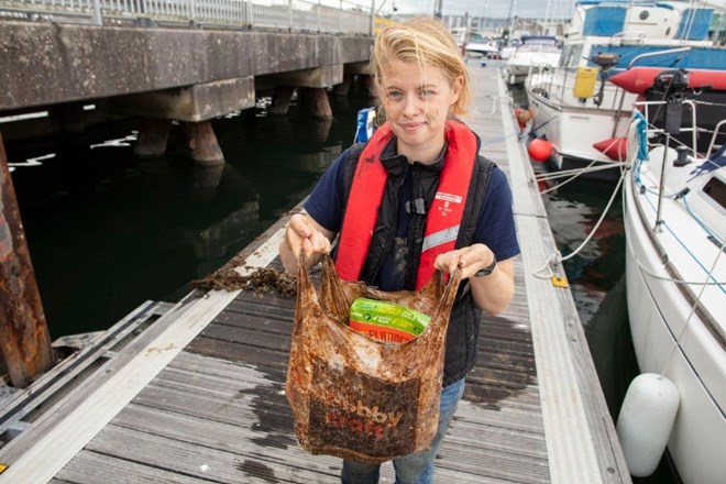 Imogen Napper je pokazala, da se bioraazgradljive vrečke v morju ne razgradijo niti po treh letih.