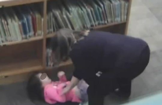 #video Vzgojiteljica brcnila petletno deklico in trdila, da se je ta udarila sama