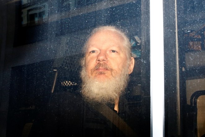 Assange obsojen na 50 tednov zapora zaradi kršitve pogojnega izpusta.