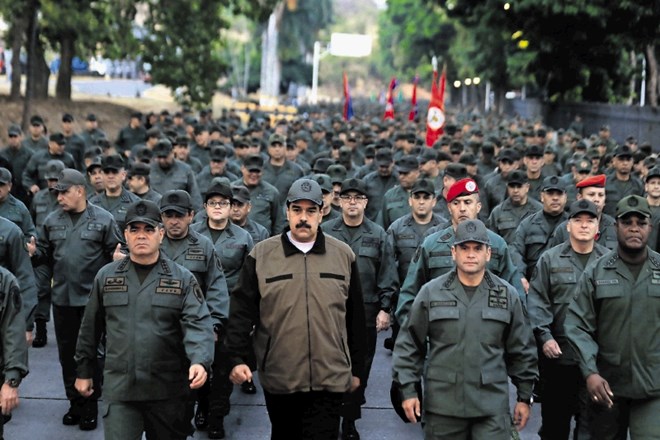 Nicolas Maduro je včeraj želel pokazati, da je vojska na njegovi strani. V Caracasu se je sprehodil z obrambnim ministrom,...