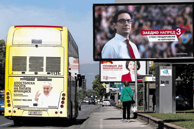 Plakati Pendarovskega in  Davkove pozivajo Skopjane k podpori na predsedniških volitvah. Na avtobusu pa napovedujejo obisk...