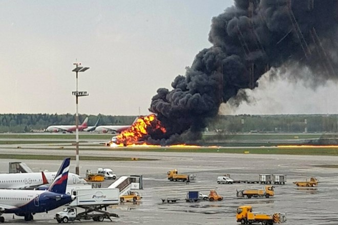 Zaradi izbruha požara na letalu z 78 potniki je to danes prisilno pristalo na moskovskem letališču.