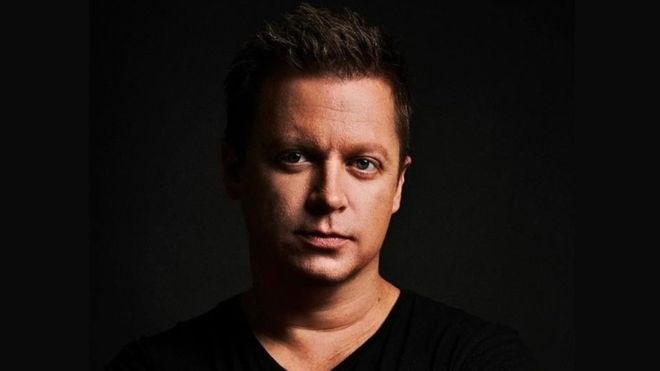 Avstralski DJ Adam Sky umrl v nenavadni nesreči na Baliju