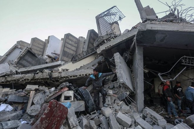 V najhujšem nasilju po izraelski ofenzivi na Gazo leta 2014 je bilo na palestinski strani ubitih najmanj 25 ljudi, med...