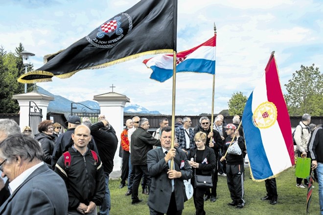 Medtem ko so na spominski slovesnosti na Libuškem polju še leta 2017 plapolale tudi zastave hrvaških obrambnih sil (HOS) z...