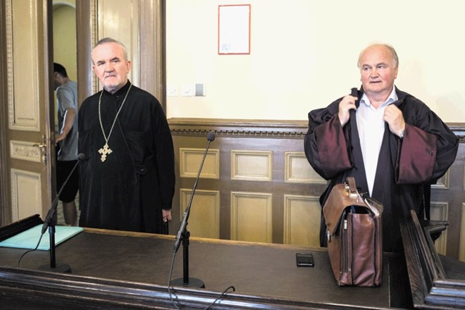 Peran Bošković in zagovornik Milan Krstić (desno) trdita, da »civilno« sodišče o takšnih primerih sploh ne bi smelo...