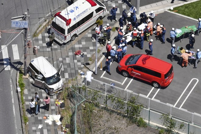 Na zahodu Japonske je danes voznica avtomobila trčil v gručo malčkov in pri tem ubila dva dvoletnika, dečka in deklico, 11...