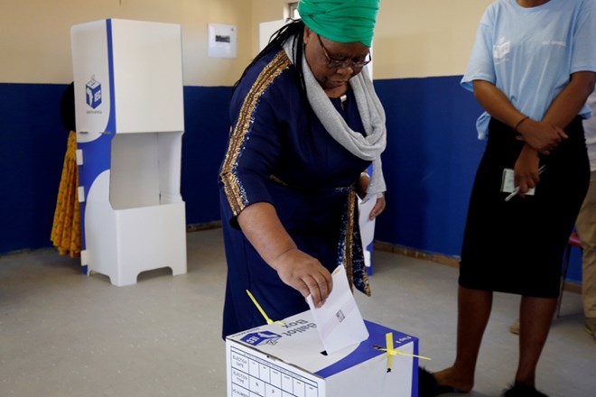 V Južni Afriki danes potekajo parlamentarne volitve, na katerih naj bi vladajoči Afriški nacionalni kongres (ANC) izgubil...