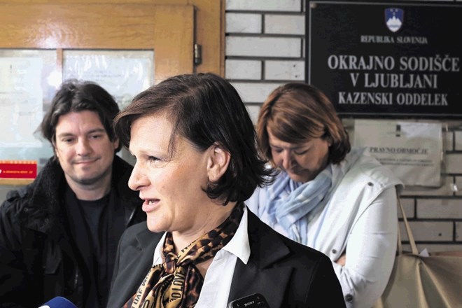 Trije od štirih obtoženih nekdanjih Dnevnikovih novinarjev – od leve proti desni Primož Cirman, Suzana Rankov in Vesna...