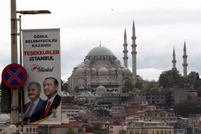 Turška opozicija zahteva razveljavitev lanskih volitev in volitev v Carigradu 
