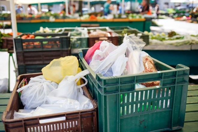 Vlada potrdila kodeks o zmanjšanju prodaje plastičnih vrečk
