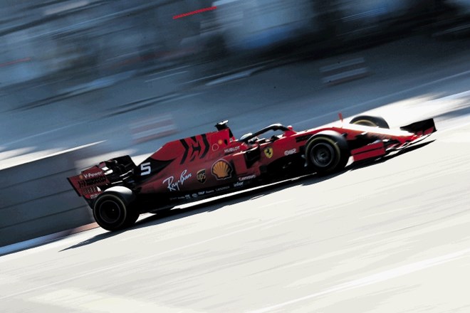 Ferrari (na fotografiji Sebastian Vettel) bo imel v Barceloni močnejše motorje.