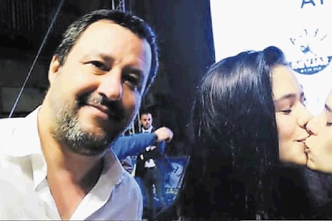 Gaia Parisi in Matilda Rizzo sta s poljubom ob Salvinijevem obrazu protestirali proti homofobiji.